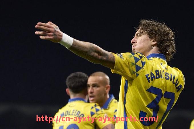 爱游戏体育-2022年灰熊与勇士在季后赛中激烈对抗引发球迷热议