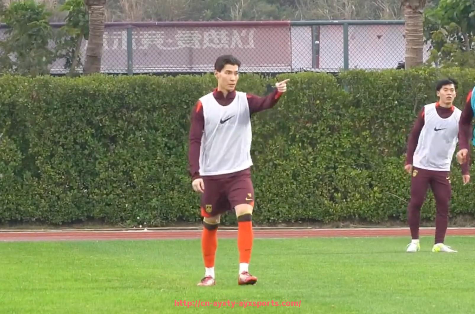 爱游戏体育-2022年灰熊与勇士在季后赛中激烈对抗引发球迷热议