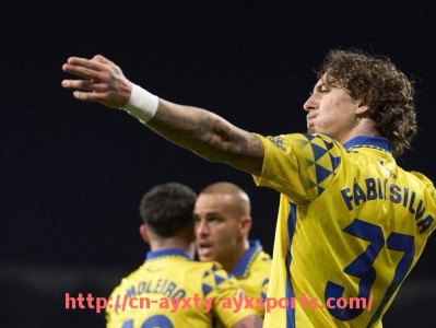 爱游戏体育-2022年灰熊与勇士在季后赛中激烈对抗引发球迷热议